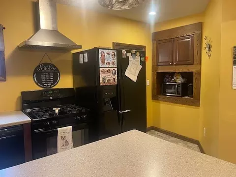 561 Wayne St, Corry, PA 16407 photo 4