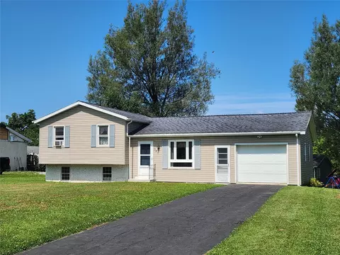 380 E 3rd St, Waterford, PA 16441
