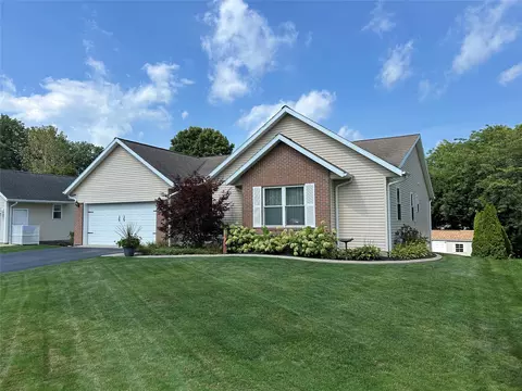 12124 Villa Dr, Conneaut Lake, PA 16316