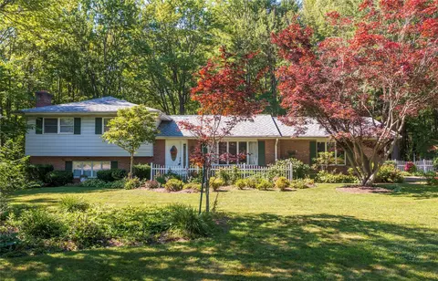 4462 N Colonial Pkwy, Erie, PA 16509
