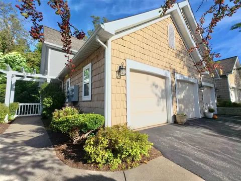 5018 N Oak Ridge Cir, Erie, PA 16509