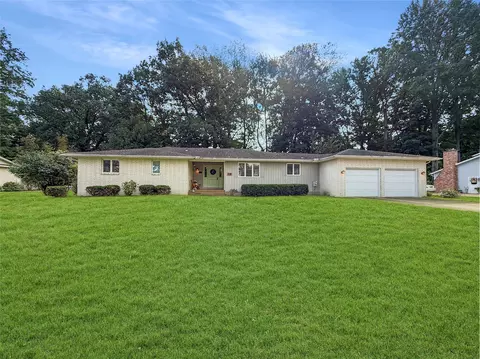 811 Pine Tree Dr, Girard, PA 16417