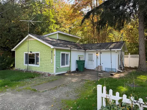 6 Cowells Beach Rd, Erie, PA 16511
