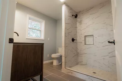 Bath - 433 E Pleasant St, Corry, PA 16407 photo 3 of 7