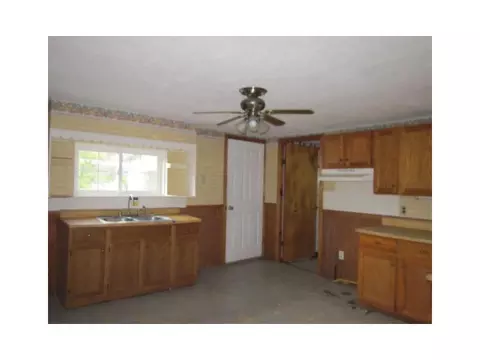 416 E Smith St, Corry, PA 16407 photo 2