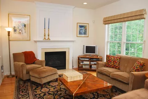 60 Mulberry Ct, Paramus, NJ 07652 photo 3