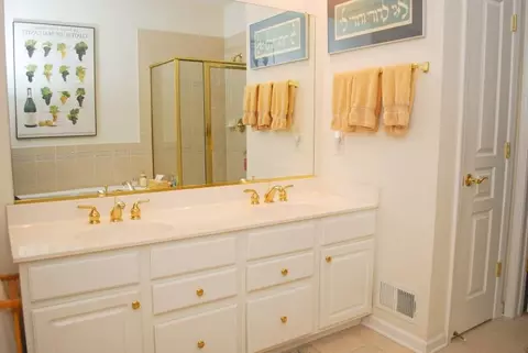 60 Mulberry Ct, Paramus, NJ 07652 photo 15