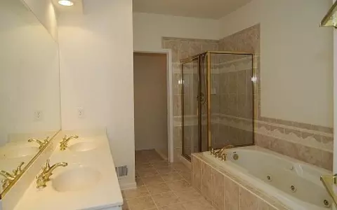 16 Mulberry Ct, Paramus, NJ 07652 photo 9