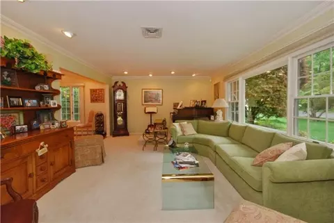118 Trinity Ct, Paramus, NJ 07652 photo 4
