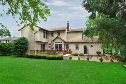 118 Trinity Ct, Paramus, NJ 07652 photo 2