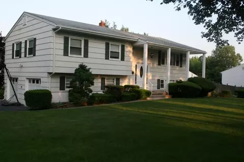 570 Coolidge Pl, Paramus, NJ 07652 photo 2
