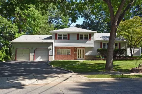 354 Maplewood Dr, Paramus, NJ 07652 photo 1