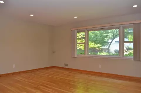 354 Maplewood Dr, Paramus, NJ 07652 photo 3