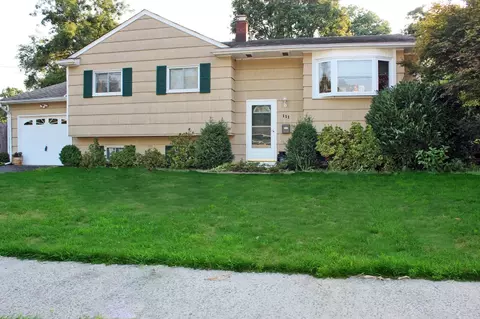 111 Lee Dr, Middlesex, NJ 08846 photo 1