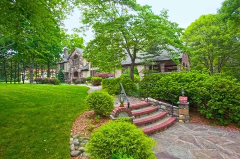 7 Christopher Pl, Saddle River, NJ 07458 photo 1