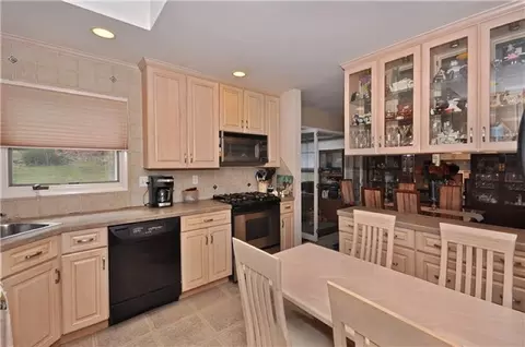 7 Berry Dr, Wayne, NJ 07470 photo 5