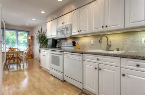 8 Riggs Ct, Basking Ridge, NJ 07920 photo 4