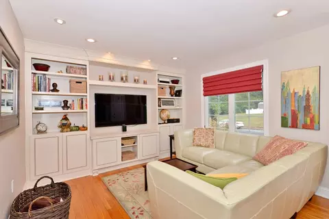 24 Leonard Dr, Waldwick, NJ 07463 photo 2