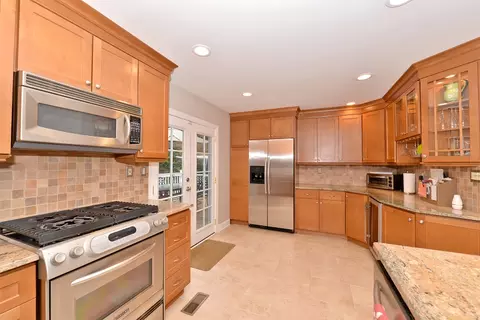 24 Leonard Dr, Waldwick, NJ 07463 photo 5