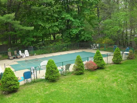 5 Longview Ct, Waldwick, NJ 07463 photo 2