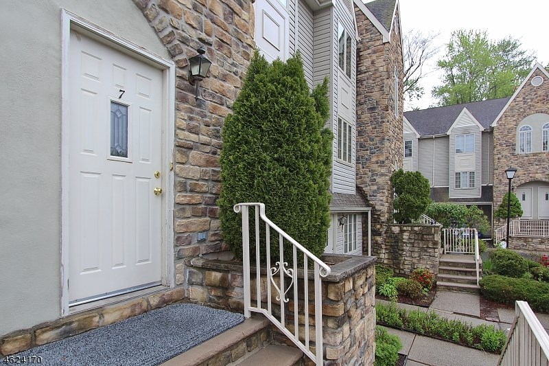 7 Wren Ct, Berkeley Heights, NJ 07922 photo 1