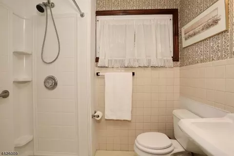 147 Spring Ln, Paramus, NJ 07652 photo 12