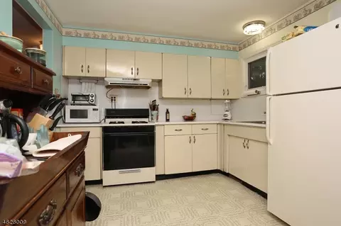147 Spring Ln, Paramus, NJ 07652 photo 7