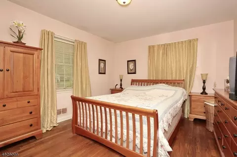 147 Spring Ln, Paramus, NJ 07652 photo 10