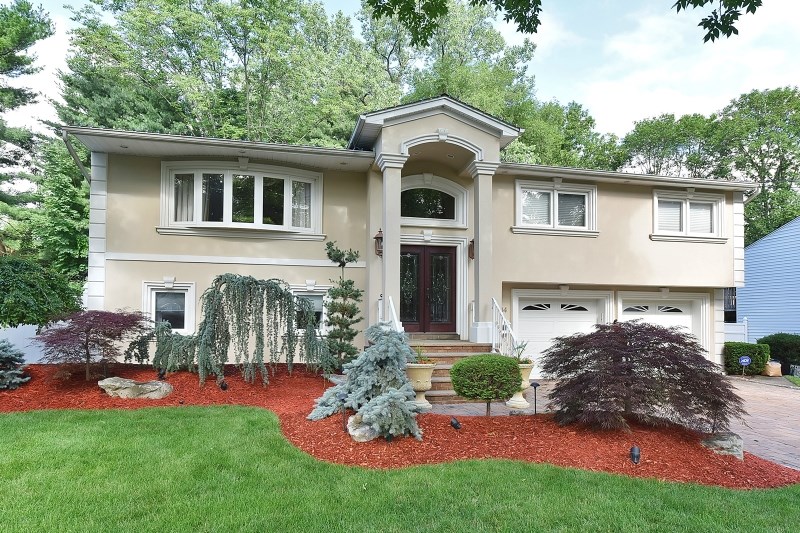 304 Mckinley Blvd, Paramus, NJ 07652 photo 1