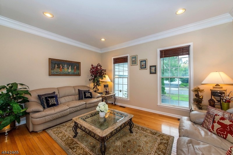 54 Buckthorn Ct, Paramus, NJ 07652 photo 1