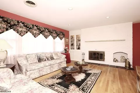 455 Tulane Ct, Paramus, NJ 07652 photo 3