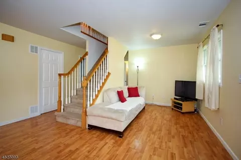3 Markham Rd, Edison, NJ 08817 photo 4