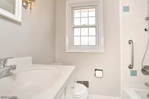 759 Galda Rd, Paramus, NJ 07652 photo 16