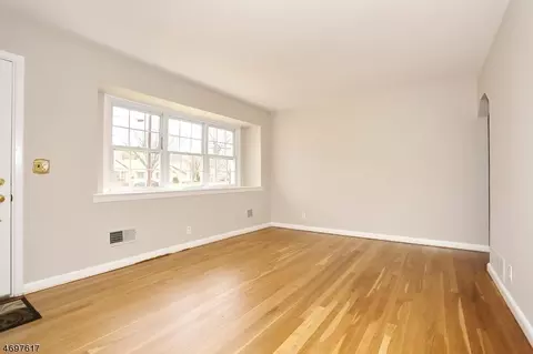 759 Galda Rd, Paramus, NJ 07652 photo 4