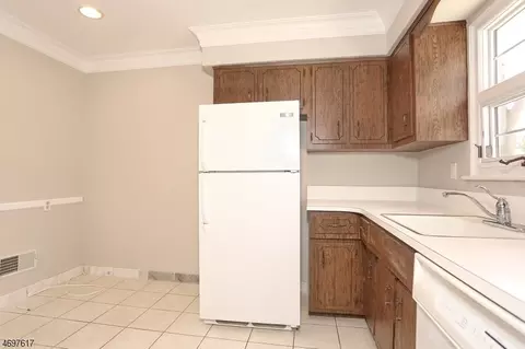 759 Galda Rd, Paramus, NJ 07652 photo 9