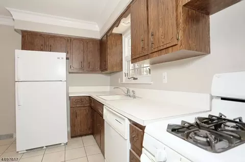 759 Galda Rd, Paramus, NJ 07652 photo 8