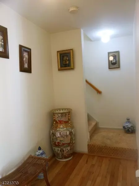 40 Springholm Dr, Berkeley Heights, NJ 07922 photo 2