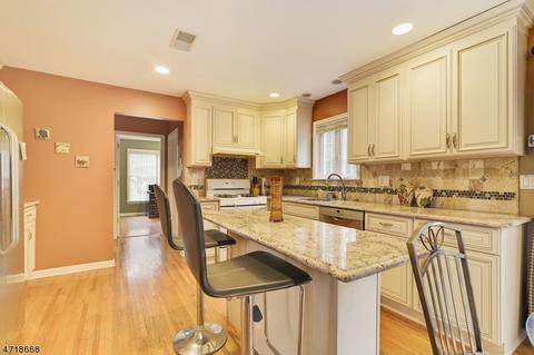748 Pascack Rd, Paramus, NJ 07652 photo 9