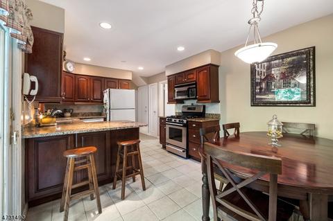40 Lake Dr E, Wayne, NJ 07470 photo 6