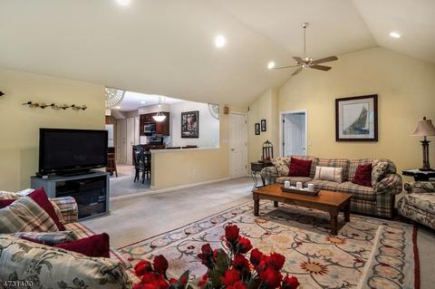 40 Lake Dr E, Wayne, NJ 07470 photo 2