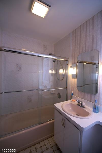 210 Valley Rd, Wayne, NJ 07470 photo 12