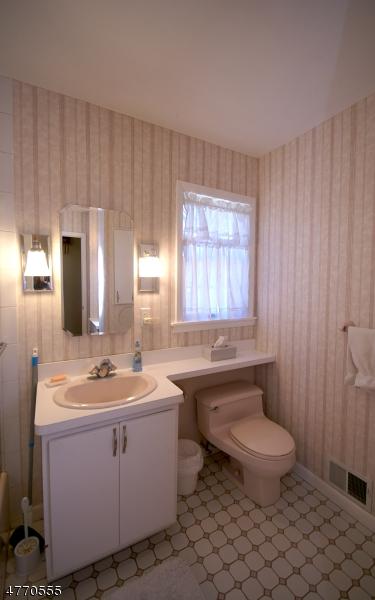 210 Valley Rd, Wayne, NJ 07470 photo 10