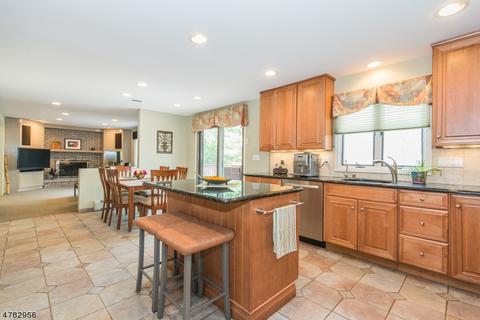 7 Woods End Ct, Wayne, NJ 07470 photo 3