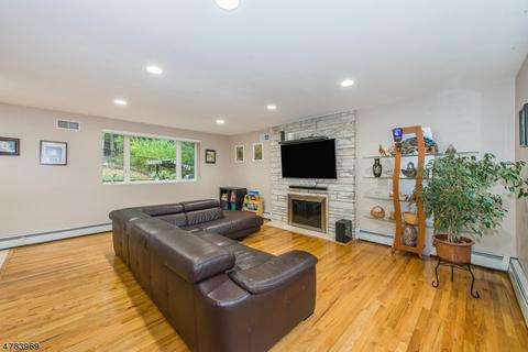 335 Pines Lake Dr, Wayne, NJ 07470 photo 4
