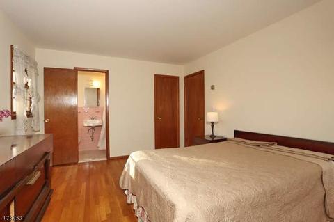 172 Kennedy Ct, Paramus, NJ 07652 photo 10