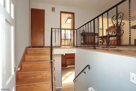 172 Kennedy Ct, Paramus, NJ 07652 photo 2