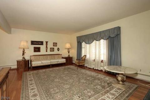 172 Kennedy Ct, Paramus, NJ 07652 photo 4