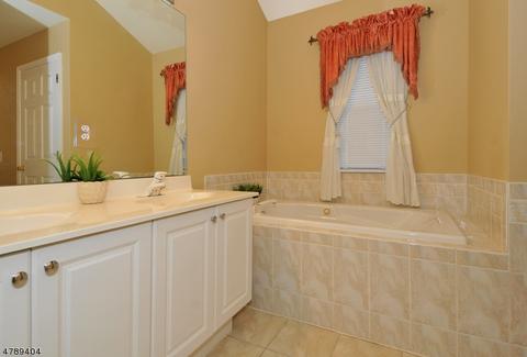 8 Mayflower Dr, Bernards, NJ 07920 photo 12