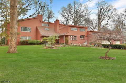 333 South Dr, Paramus, NJ 07652 photo 2
