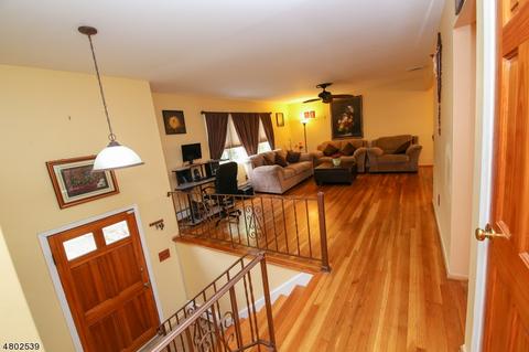 380 Wagner Ct, Paramus, NJ 07652 photo 4
